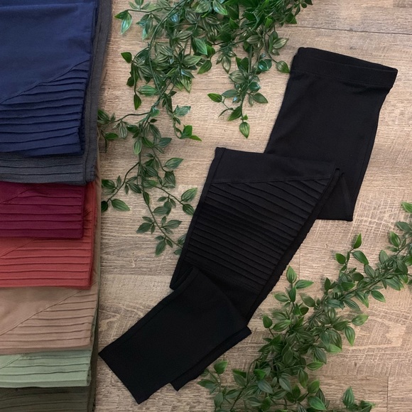 🚨 RESTOCKED! Black Highwaist Moto Leggings - Picture 2 of 4